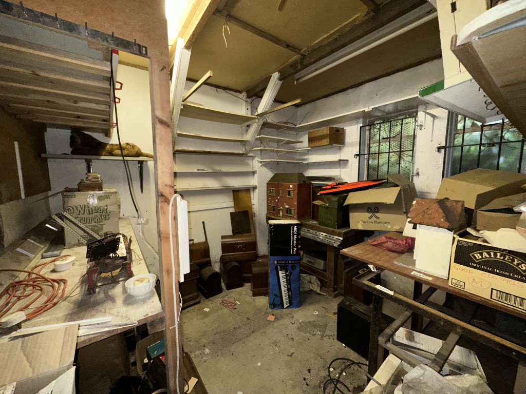 Lot: 145 - THREE-BEDROOM OLD SCHOOL UNIT WITH POTENTIAL - Room